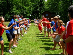 No tricks: this year contestants had to pass their balloon to the person next to them after each catch.